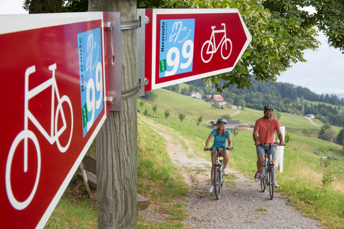 Foto darf nur für Mobilitätsbeilage vom 20.3.24 verwendet werden!!! Die «Route 99» führt auf ausgesuchten, verkehrsarmen Wegen durch die Schweiz.